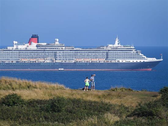 英国一家邮轮公司推出了“幽灵船之旅”的特色观光业务，游客在岸上欣赏在海上的空邮轮。资料 图